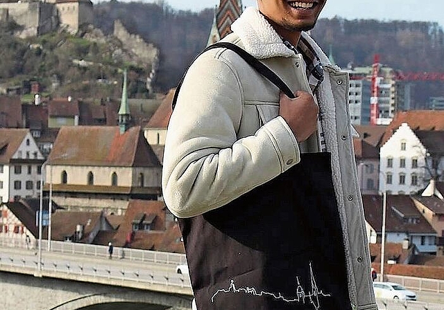 Akilash Gnanasegar aus Killwangen besucht die WMS in Baden. Im Rahmen eines Schulprojekts designt und verkauft er mit seinem Team Jutebeutel. (Bild: zVg)