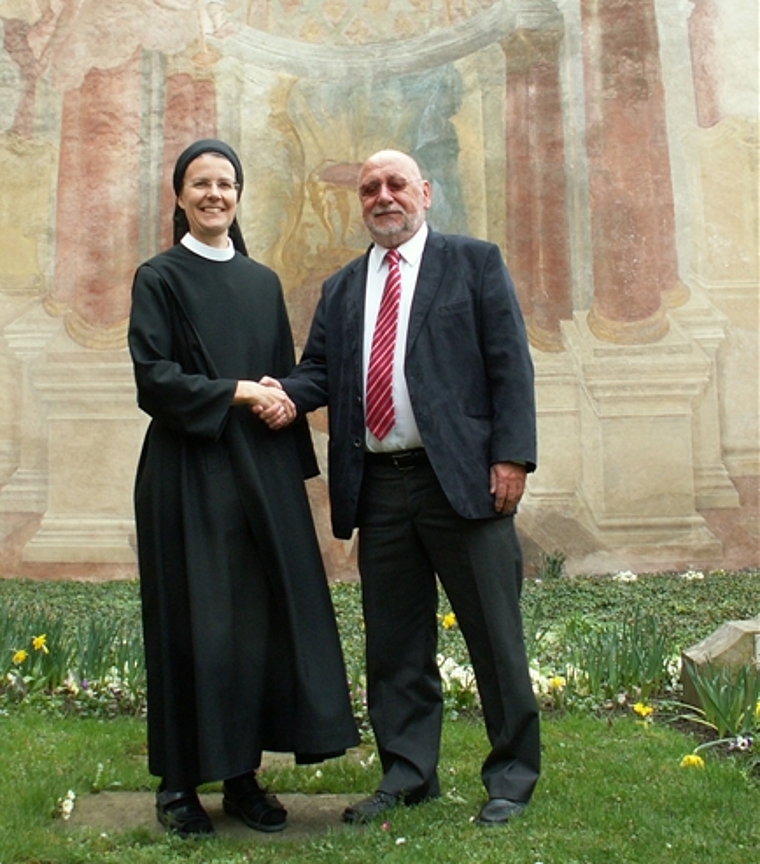 Priorin Irene Gassmann und Gemeindeammann Hans Ulrich Reber vor renovationsbedürftigen Friedhofsmalereien. Foto: ska
