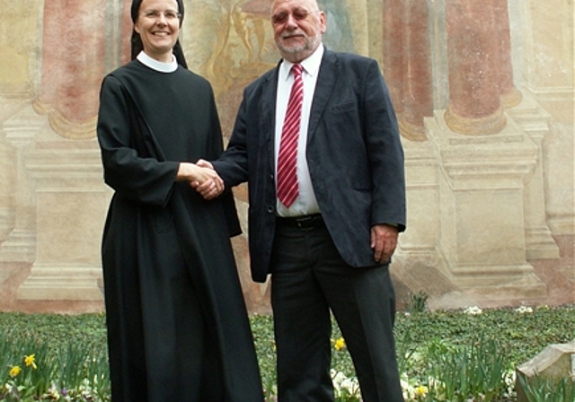 Priorin Irene Gassmann und Gemeindeammann Hans Ulrich Reber vor renovationsbedürftigen Friedhofsmalereien. Foto: ska
