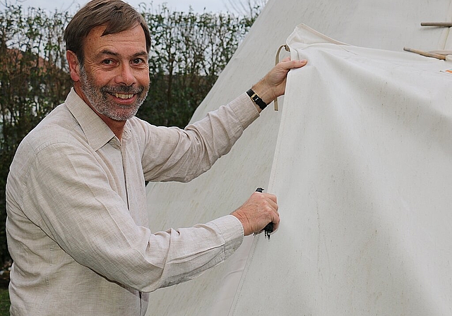 Peter Ackle schliesst in der Klinik für Suchttherapie in Neuenhof den Eingang des Tipi-Zelts, das im Garten der Klinik steht. Melanie Bär