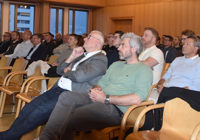 Vortrag über die «Golden Workers»: Ammann Roland Kuster (v.l.) und Gemeinderat Sandro Sozzi hören zu. Stefan Biedermann