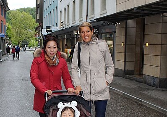 Oft gemeinsam in Baden unterwegs: Jamyang Bülotsong mit Tochter Tenzin und Co-Pilotin Claudia Schwarz.Rahel Bühler