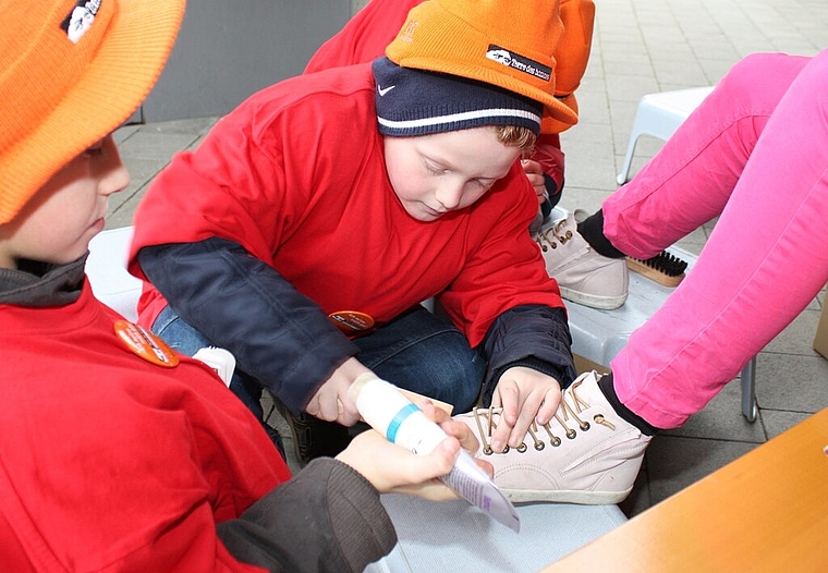 Schüler putzen Schuhe und unterstützen mit dem Erlös «Terre des hommes».Foto: bär
