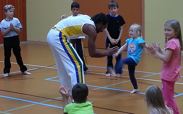 Trainer Juan unterrichtete die Kinder in Killwangen mit Capoeiratraining.Foto: zVg