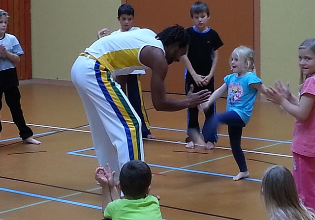 Trainer Juan unterrichtete die Kinder in Killwangen mit Capoeiratraining.Foto: zVg