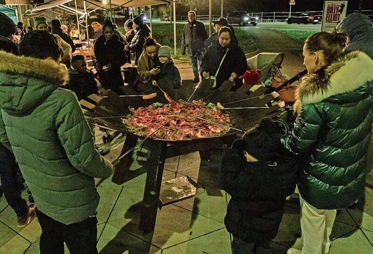 An der Feuerschale werden Würste gebraten. gk