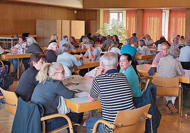 Die Gäste unterhalten sich an den Tischen über diverse Themen. zVg