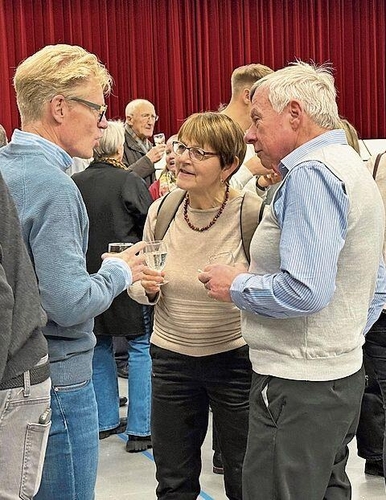 Gemeinderat Consuelo Senn unterhält sich mit der Bevölkerung. sib