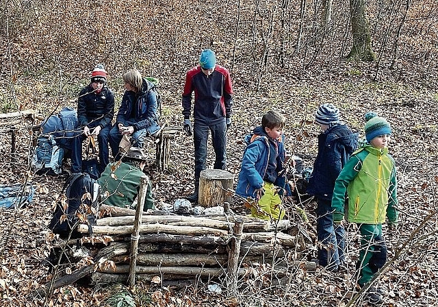 Theres Herrmann und Rolf Schmid führen bereits das dritte Waldexperiment durch. Tanja Isler
