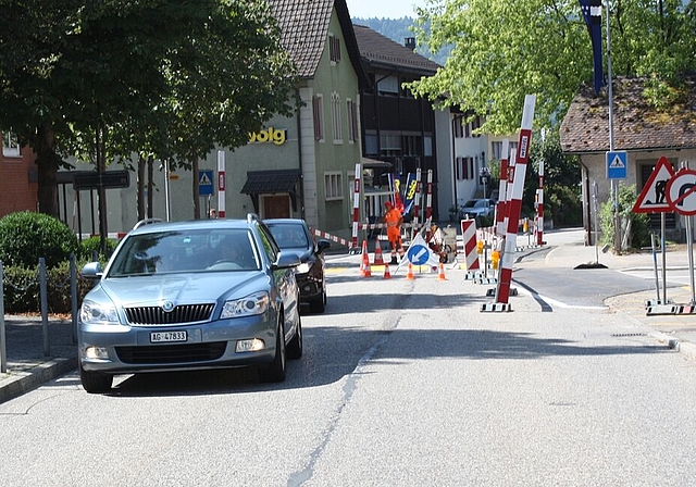 Schulstrasse Die Strassenverengung Dorf-/Feldstrasse dient der Verlangsamung und zur Sicherheit für die Fussgänger, insbesondere der Schülerinnen und Schüler. Die Verschmälerung der Strasse soll Mitte Monat beendet sein. Stattdessen eine Tempo-3