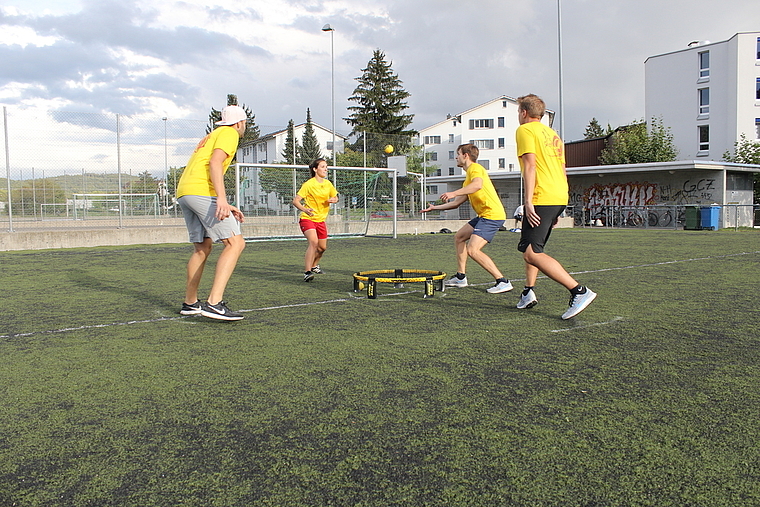 Regelmässig trainieren rund 30 Männer und Frauen beim Roundnetclub Neuenhof. Darunter Eric Thalmann (Zweiter von rechts). rb