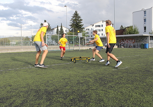 Regelmässig trainieren rund 30 Männer und Frauen beim Roundnetclub Neuenhof. Darunter Eric Thalmann (Zweiter von rechts). rb