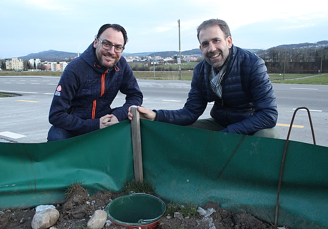 Zwei der Helfer, die Frösche und Kröten retten: die Würenloser Raphael Spörri (links) und Christian Anner. Rahel Bühler
