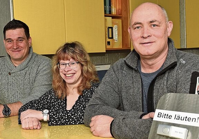 Wechsel nach 29 Jahren: Leo Hüppi (rechts) tritt kürzer und überlässt die Geschäftsleitung Bettina und Christian Schmid. (Bild: Romi Schmid)
