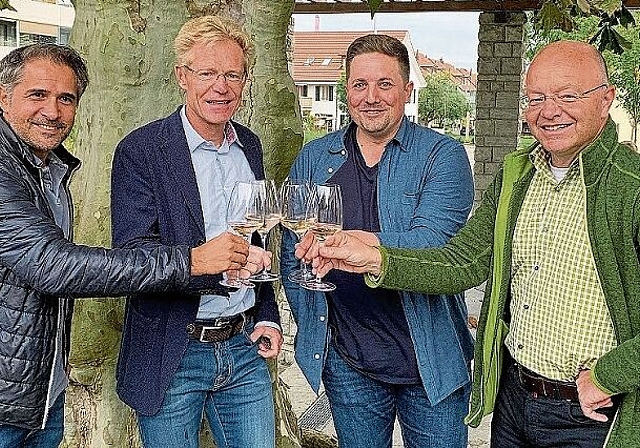 Freudiges Anstossen bei der FDP Würenlos: (v.l.n.r.:) Markus Städler, Consuelo Senn, Nico Kunz und Pascal Renaud. (Bild: zVg)