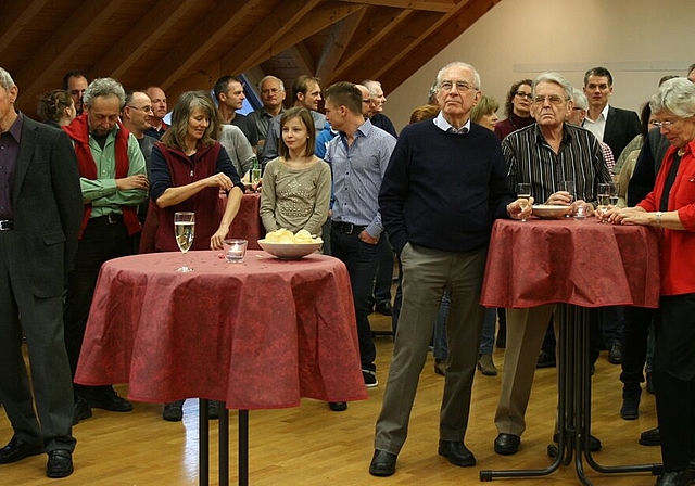 Zahlreiche Killwangenerinnen und Killwangener wünschten sich am 2. Januar im Werkgebäudesaal alles Gute zum neuen Jahr.Der neue Gemeindeammann Werner Scherer (l.) bei der Verabschiedung seines Vorgängers Alois Greber ...... und beim Anstossen mit 