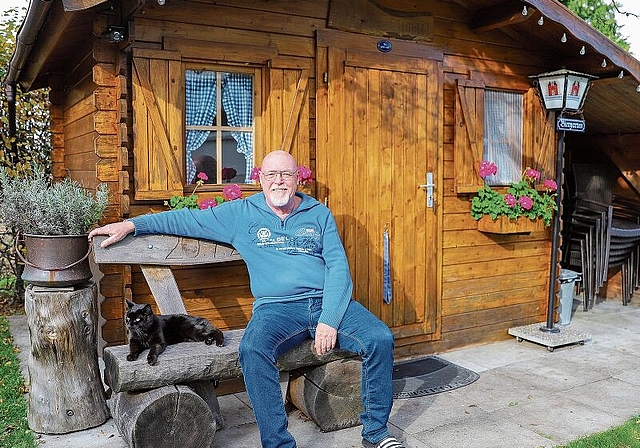 Hanspeter Schmid vor dem «Bierstübli» in seinem Garten. Gaby Kost
