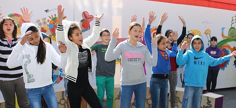 Schülerinnen und Schüler rappen anlässlich des Renovationsbeginns des Alten Schulhauses. Foto: bär