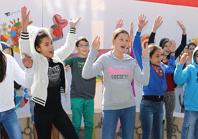 Schülerinnen und Schüler rappen anlässlich des Renovationsbeginns des Alten Schulhauses. Foto: bär