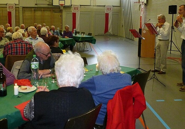 Spielten am Seniorenanlass Panflöte: Gemeinderat Toni Möckel (r.) und Umberto Miotti aus Spreitenbach. Foto: lm