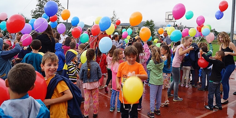 Ein farbenfroher Ballonstart zum Schulanfang. Foto: zVg