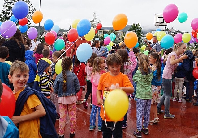 Ein farbenfroher Ballonstart zum Schulanfang. Foto: zVg