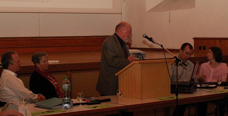 Gemeindeammann Hans Ulrich Reber orientiert die versammelten Mitglieder des Vereins Alterszentrum. Foto: ska
