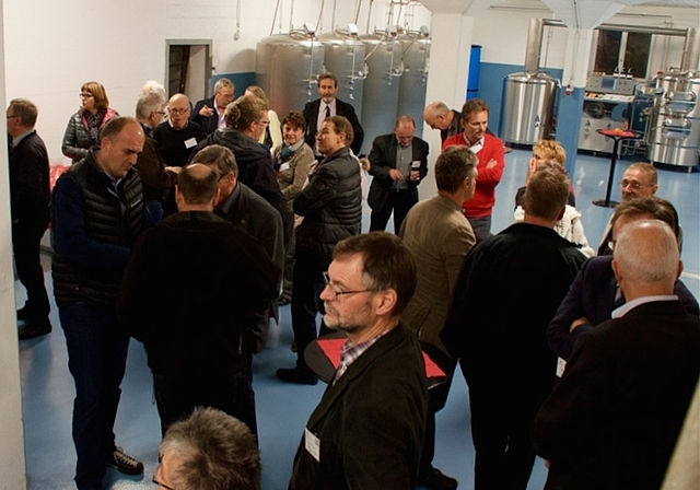 Die Brauerei in den Räumlichkeiten der Weinhandlung war Treffpunkt des diesjährigen Industrieapéros. Foto: sw