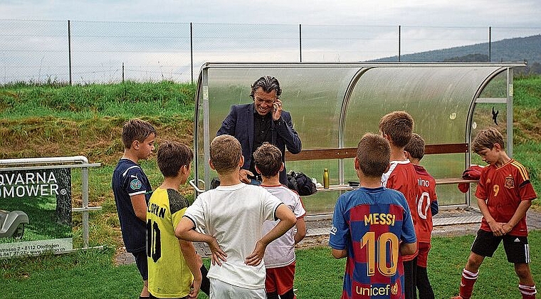 Schirilegende Urs Meier zusammen mit den Fussballkids. (Bild: zVg)