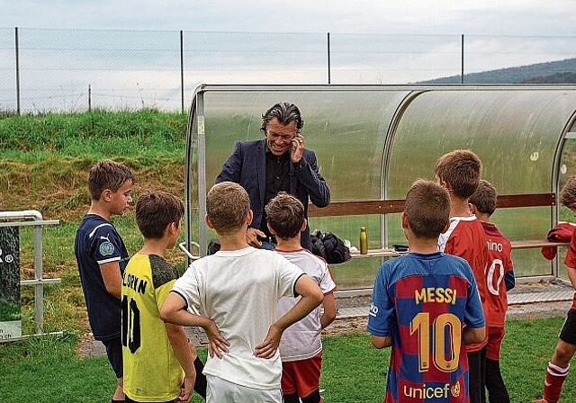 Schirilegende Urs Meier zusammen mit den Fussballkids. (Bild: zVg)