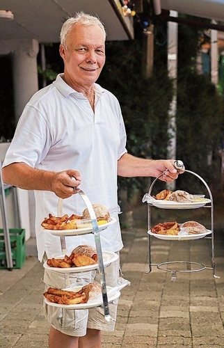 Martin Rufer im Einsatz als Zubringer der Zanderfilets.gk