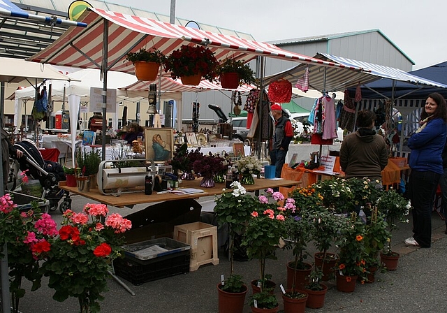 Trotz Wolken und einigen Tropfen herrschte auf dem Marktgelände gemütliche Stimmung.Lynn Purtschert aus Würenlos erkletterte erfolgreich den Harassenturm.An guten Ideen und Qualität mangelte es am diesjährigen «Früeligsmärt» definitiv nicht,