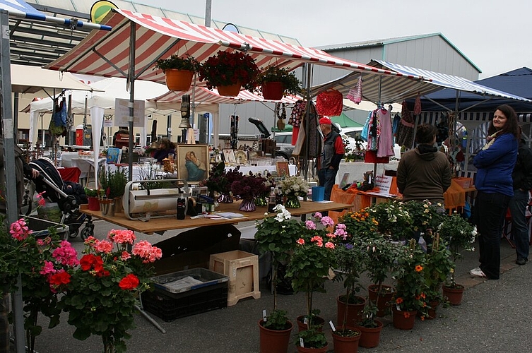 Trotz Wolken und einigen Tropfen herrschte auf dem Marktgelände gemütliche Stimmung.Lynn Purtschert aus Würenlos erkletterte erfolgreich den Harassenturm.An guten Ideen und Qualität mangelte es am diesjährigen «Früeligsmärt» definitiv nicht, wie dieser praktische Blumentopf beweist. Fotos: ska