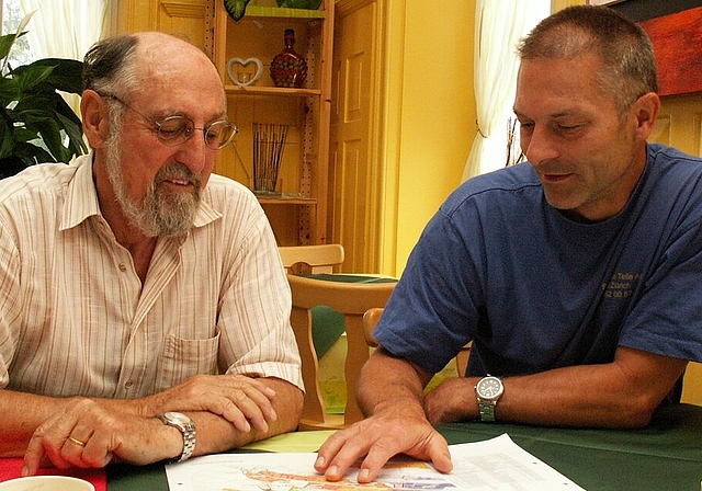 Diskutieren über die BNO: Peter Koch (l.), seit 1980 Hausbesitzer in Killwangen, und Thomas Telle, Mitglied der Bau- und Planungskommission und seit 1994 Hausbesitzer in Killwangen. Foto: ska