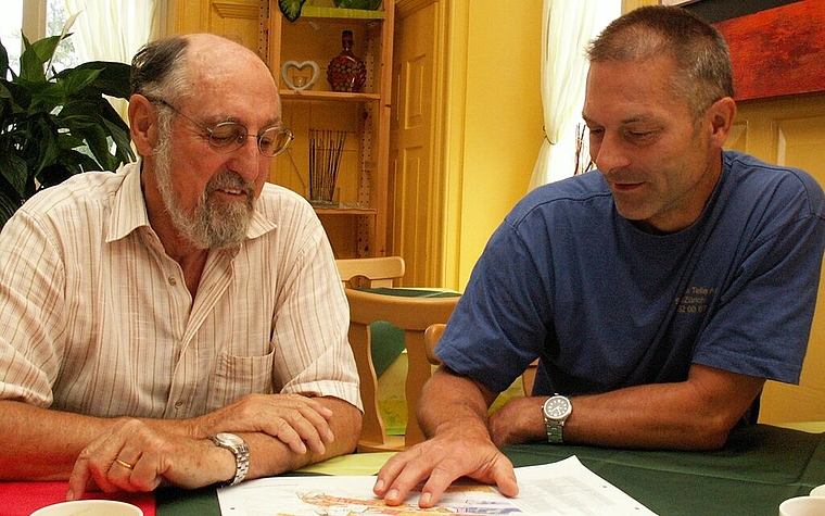 Diskutieren über die BNO: Peter Koch (l.), seit 1980 Hausbesitzer in Killwangen, und Thomas Telle, Mitglied der Bau- und Planungskommission und seit 1994 Hausbesitzer in Killwangen. Foto: ska