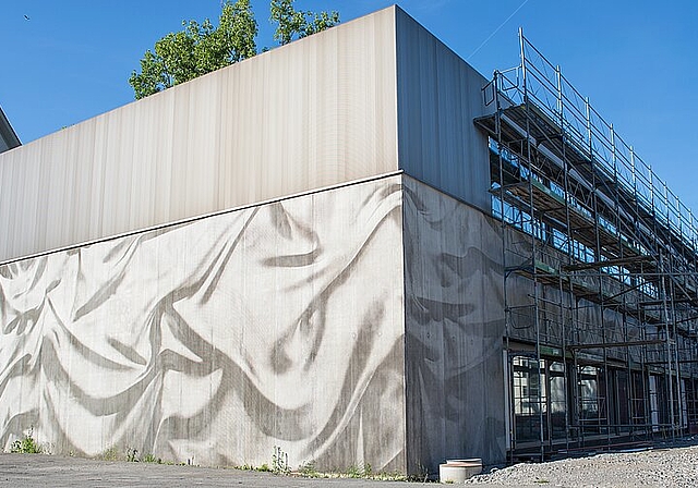 Wie ein Vorhang: Die Fassade der Aula ist einzigartig und ein Aushängeschild für die Gemeinde. Barbara Scherer
