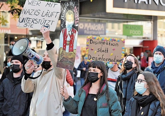 Die Gegendemonstrierenden mit Schildern und Megafon. (Bilder: Robin Schwarz)
