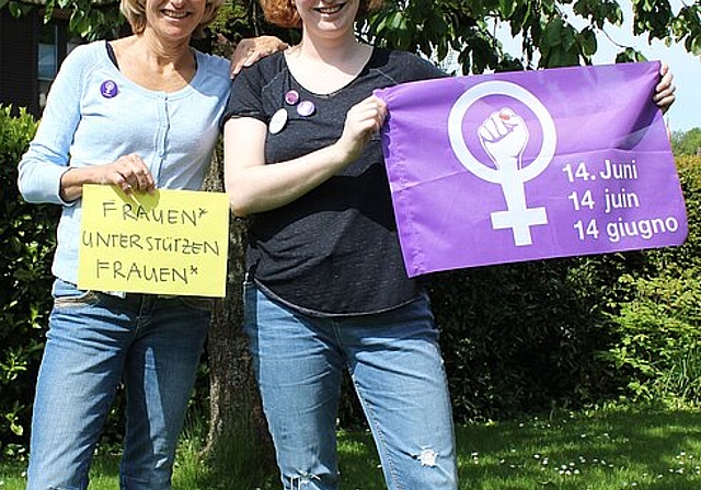 Silvia (l.) und Gianna Ferrari im Garten ihres Einfamilienhauses in Würenlos. Eine solche violette Fahne hängt auch an der Fassade. Rahel Bühler