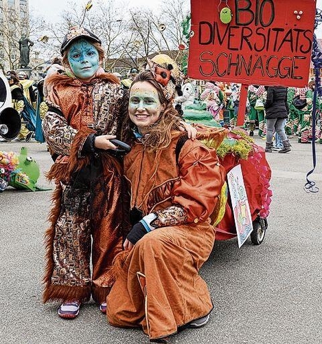 Die beiden ziehen die Biodiversitätsschnecke hinter sich her.gk