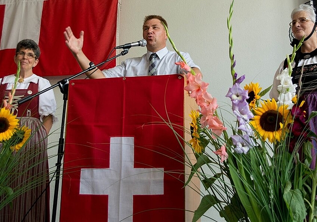 SVP Nationalrat Toni Brunner hält die Ansprache zum Nationalfeiertag.Die Ansprache des Nationalrats füllt die ganze Mehrzweckhalle.Streichelzoo mit Zwergziegen und Schafen.In der Hüpfburg können die Kinder den Feiertag wild feiern.