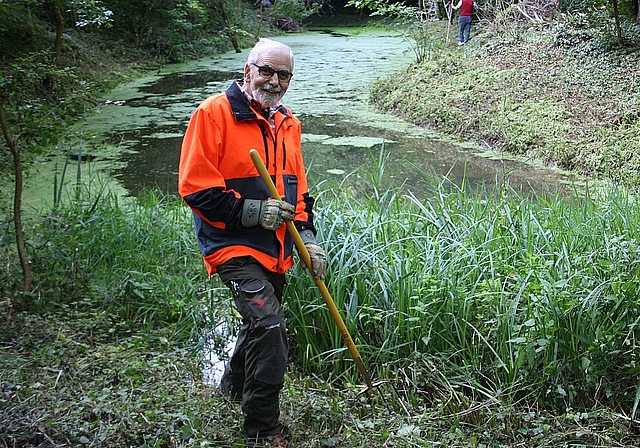 Naturschutzbeauftragter Philipp Vock leitete den Anlass. Hier sieht man ihn bei der Reinigung des Weihers beim Naturschutzgebiet Taunerwiese beim Furtbach. Sibylle Egloff
