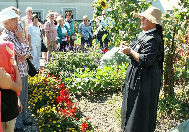 Schwester Beatrice Beerli vom Kloster Fahr führt eine Gruppe interessierter Besucher durch den Klostergarten. ska