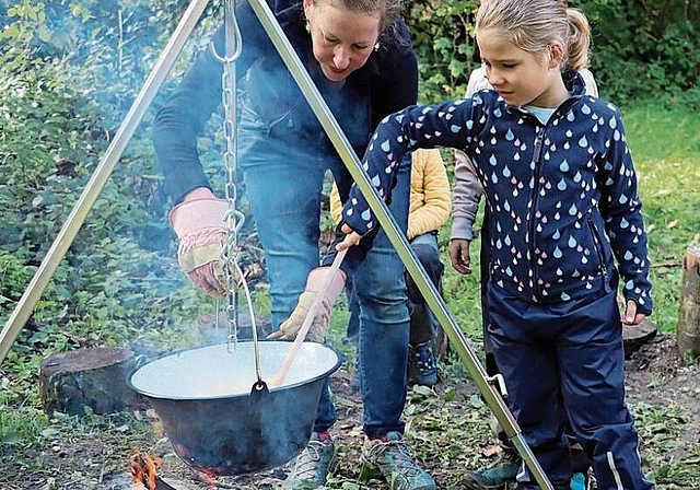 Der 5-jährige Jason raffelt Käse für die Älplermagronen. Corinne Bürki
