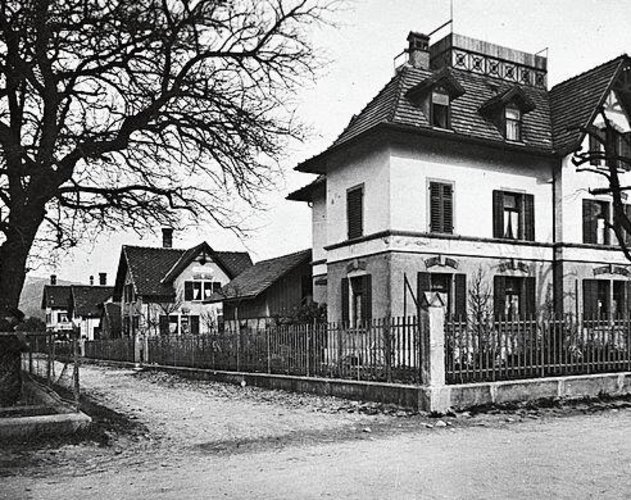 Seminarstrasse 1908 und 2024: Links die «Rosenau» Ecke Lägernstrasse/Seminarstrasse. Fotoarchiv Wettingen (FW)/Quartierverein Wettingen-Kloster (QV)