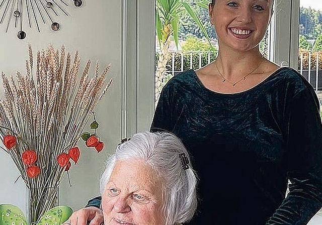 Monika Regensburger zusammen mit ihrer Enkelin Nuria. zVg