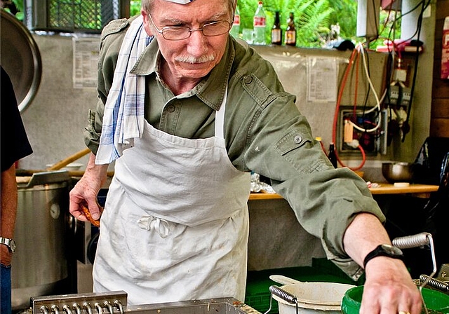 Küchenchef Charlie Huber bereitet die Felchenfilets vor. Foto: sa