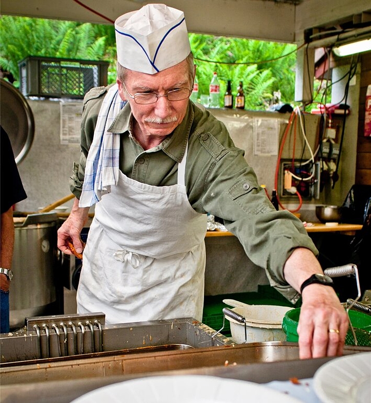 Küchenchef Charlie Huber bereitet die Felchenfilets vor. Foto: sa