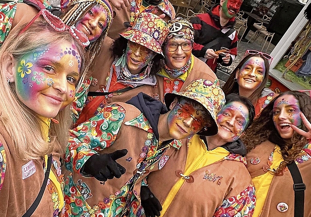 Die Bräusi-Vögel beim Warm-up vom letzten Samstag in den neuen Kostümen. zVg