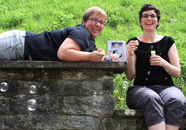 Die beiden Redaktorinnen Susanne Karrer (r.) und Graziella Jämsä lesen und zeichnen im Wiemel. Foto: bär