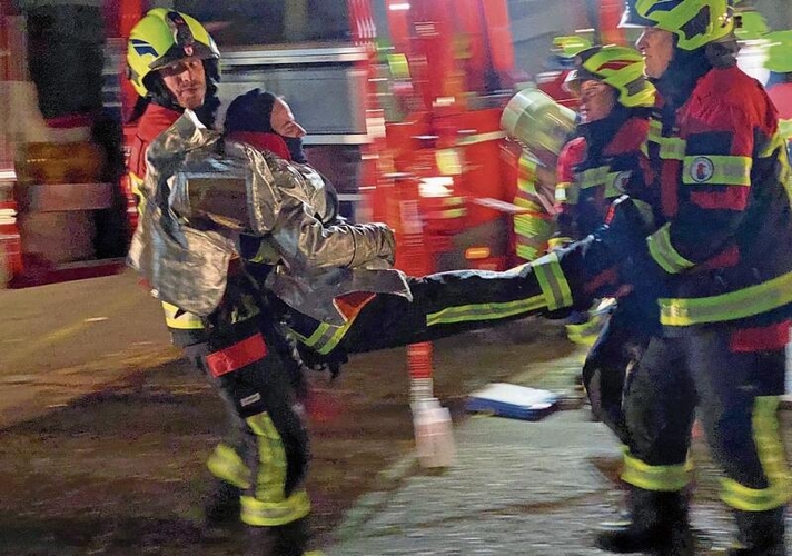 Feuerwehrleute retten einen Kollegen. Melanie Bär